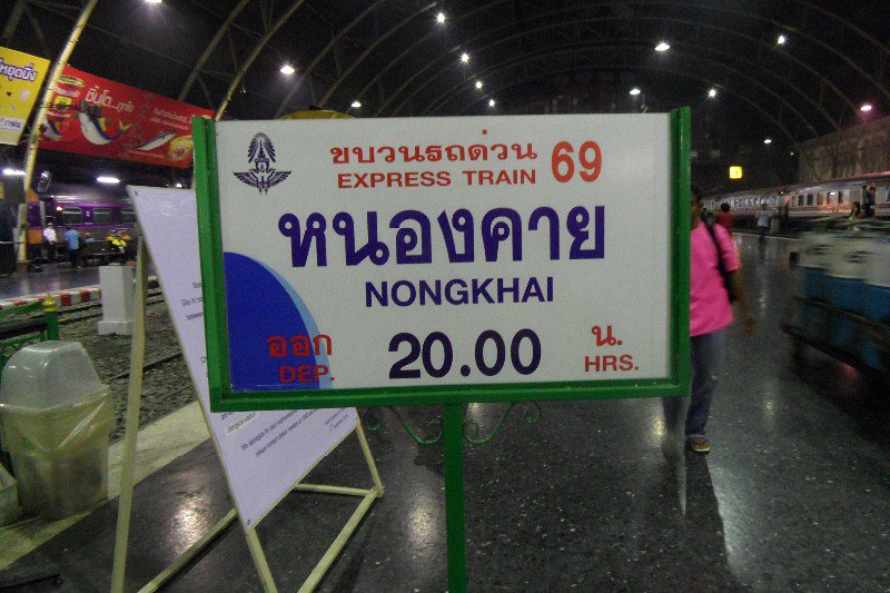 Hua Lampong het centraal station in Bangkok. Onze nachttrein naar Nongkai, vlakbij de Laotiaanse grens, vertrok hier stipt om 20.00