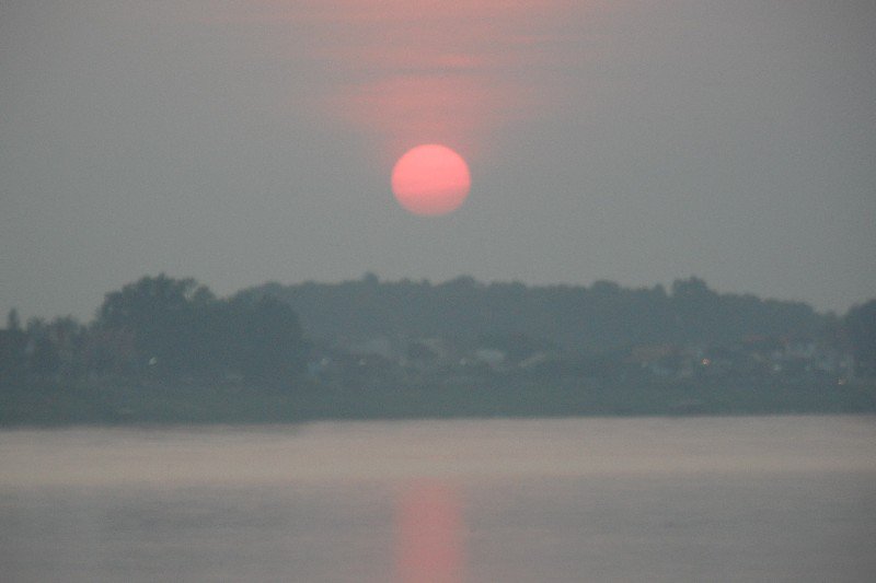 Zonsondergang aan de Mekong. Foto is genomen in Laos. Aan de andere kant van de rivier ligt Thailand