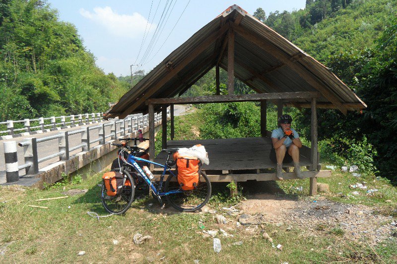 Een simpel houten hutje wat door boeren in Laos wordt gebruikt om even in te schuilen voor regen of zon. Dit exemplaar stond niet echt direct in de buurt van een rijstveld oid. Wellicht dat het een bushalte is