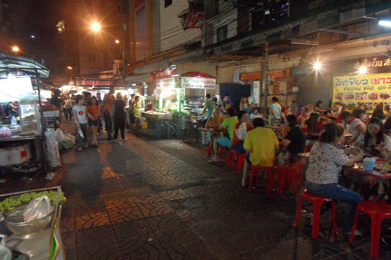 eten op een nachtmarkt in Bangkok