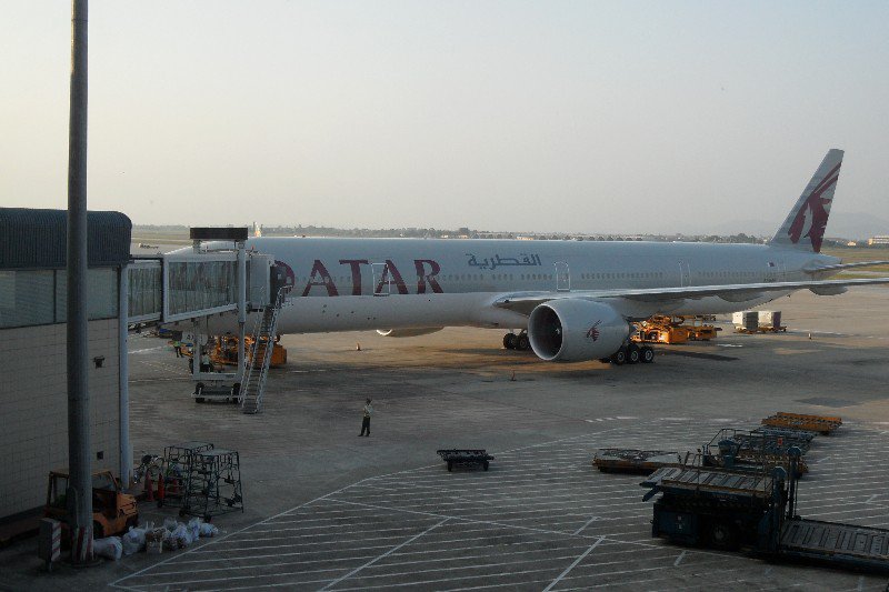 Vliegtuig staat klaar om ons te vervoeren van Hanoi naar Bangkok. Qatar was de beste vliegtuigmaatschappij waarmee we hebben gevlogen.