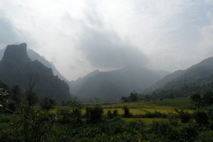 Net na het verlaten van Van Vieng, onze tweede stop na Vientiane. Hier beginnen de prachtige karststeengebergten om ons heen op te doemen