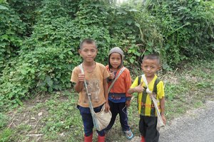 behulpzame kinderen in Laos. Met zijn drieen duwden ze Veerle een stukje verder de berg op:-)