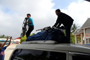 in Luang Prabang worden de fietsen op het dak van de minivan vastgemaakt. De arme chauffeur werd door zijn collega s flink uitgelachen toen ze hoorden dat we zijn kant, Ponsavanh, op gingen