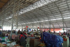 overdekte markt in Xam Neua. Vis, vlees, groente en fruit