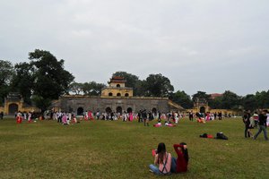 afgestuudeerden klaar om foto s te maken bij de citadel in Hanoi