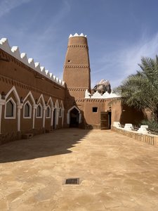 20230209 Ushaiger9 Mosque Courtyard