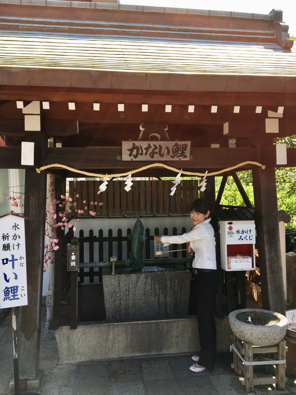 guide Chiaki at Tenjin shrine