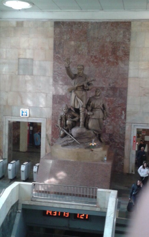 Partisans sculpture at Moscow Metro entry