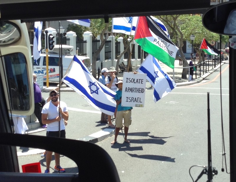 Palestinian rally with Israeli counter-demonstrators in Cape Town