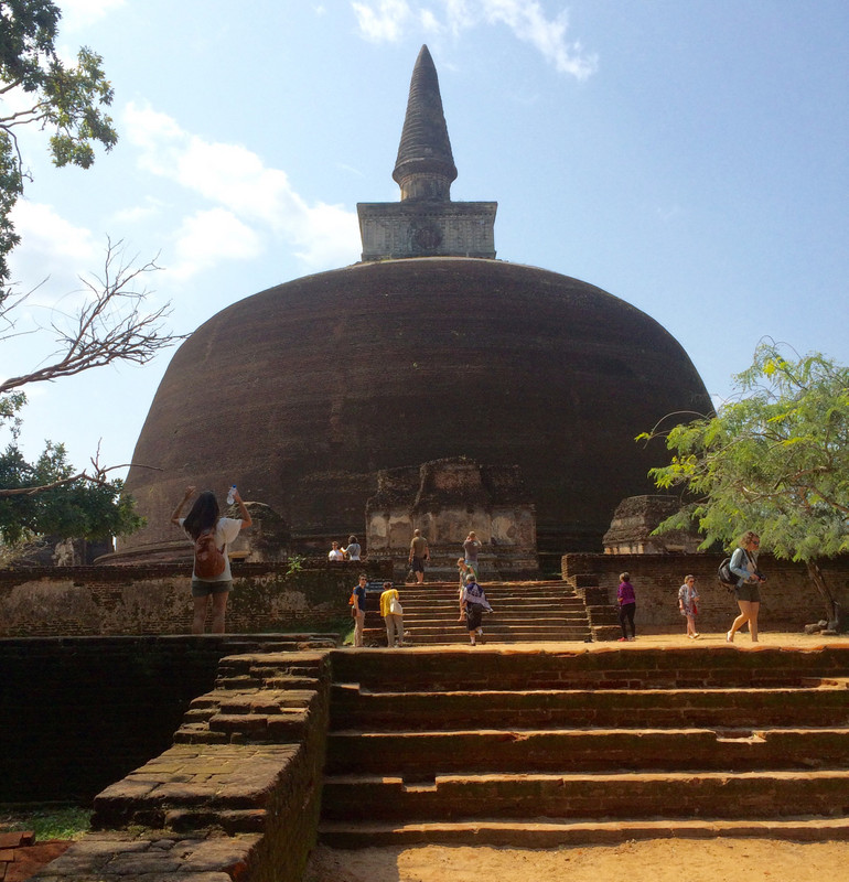 Rankoth Vehera - Goldern Pinnacle stupa