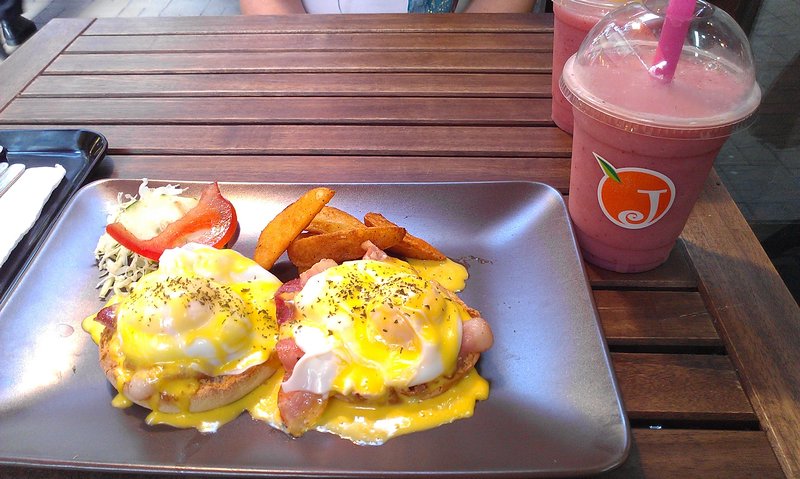Trcays breakfast and smoothie