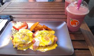 Trcays breakfast and smoothie