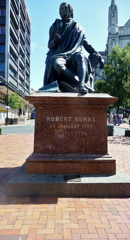 STATUE HONORING ROBERT BURNS