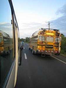 Notre bus qui en double un autre