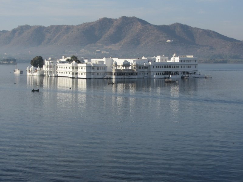 Udaipur - palace on the lake