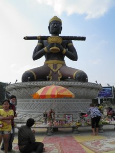 Dambong Kronhong Statue