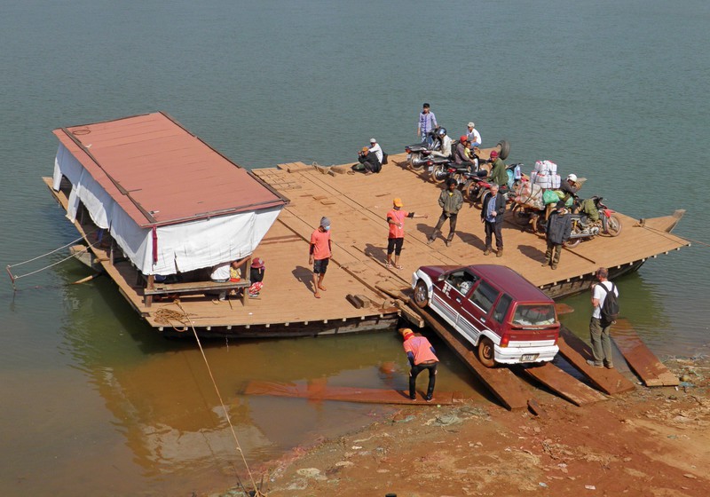 The Ferry over San Tonle