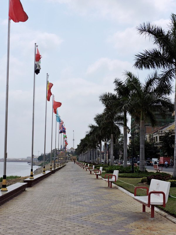 Looking down Sisowath Quay at midday.