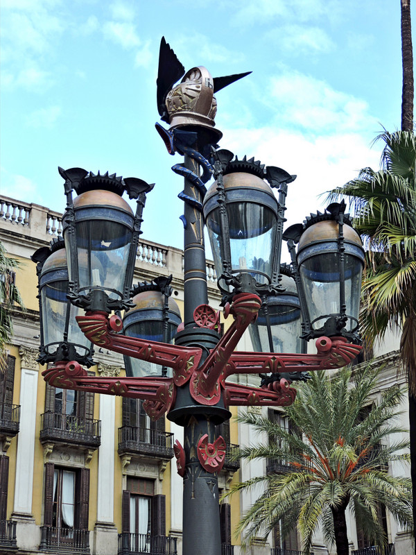 Intenso Cardenal Síntomas Placa Reial - Antonio Gaudi Lamp Posts | Photo