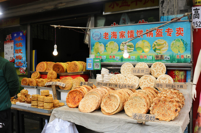 Nan breads being sold in Muslim Quarter