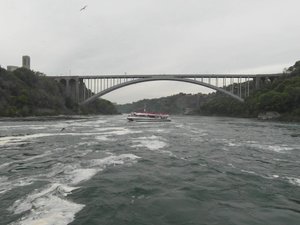 Bridge links Canada to the US