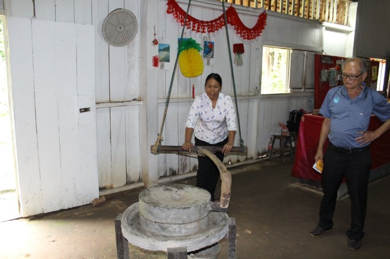Traditional pepper grinding
