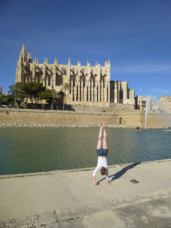 Hand stand in front of the Mallorca cathedral