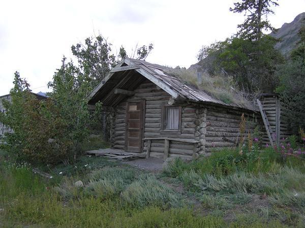 Old cabin in Kluane on the road