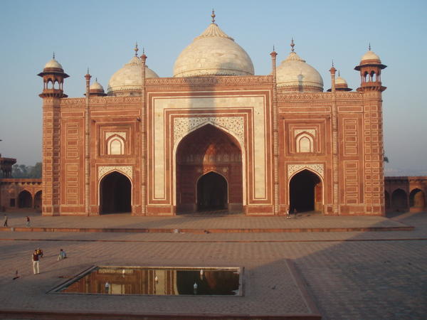 ........mosque.....mesita......na leve strane od Taj Mahalu