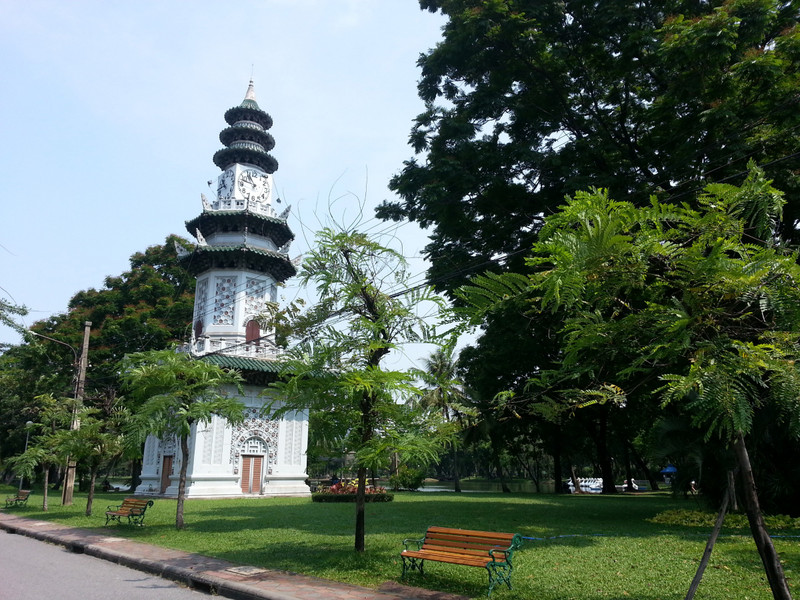 The clock tower in Lumphini Park 