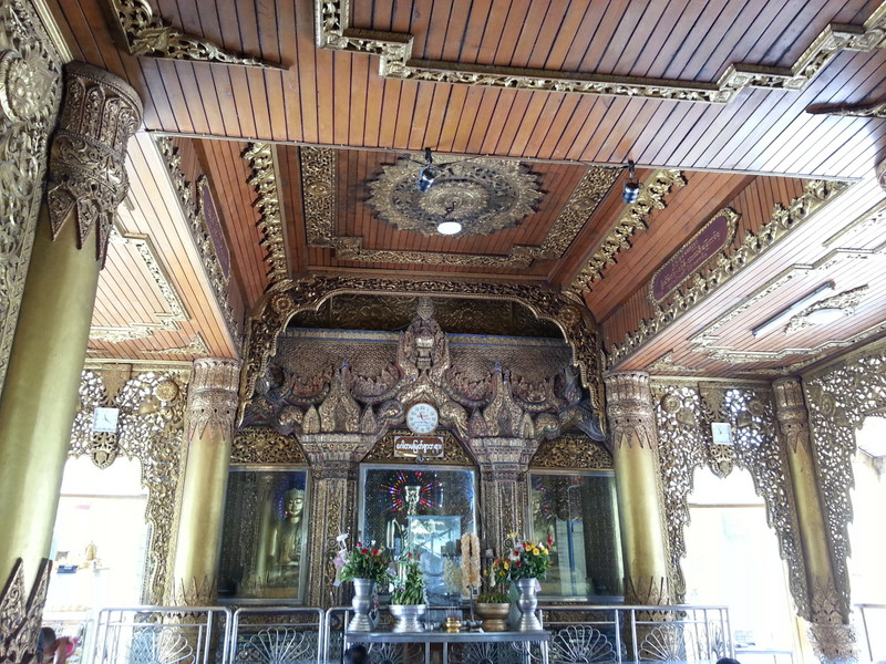 More Buddhas and another lovely ceiling 