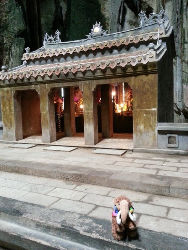 Huyen Khong Buddhist grotto 