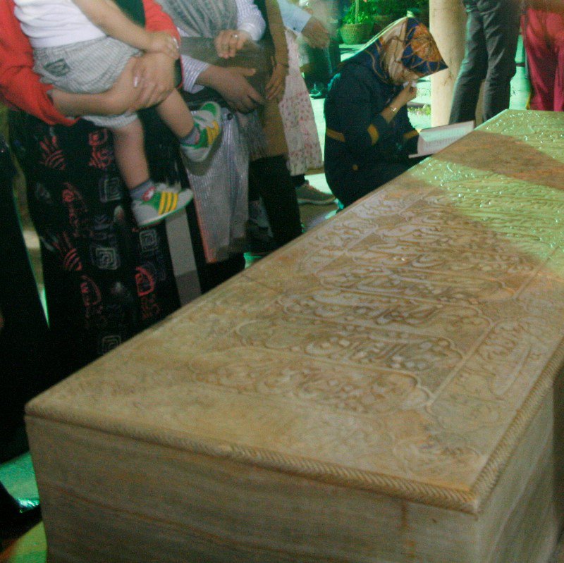 Lady paying her respects to Hafez at his tomb
