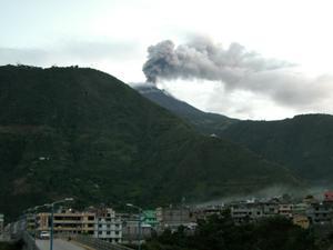 Rauchender Vulkan Tungurahua bei Banos