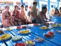 שולחן פירות טרופיים מפנק ביותר על הסירה!..