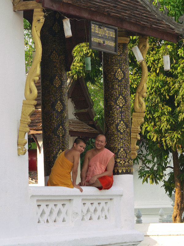 monks at Wat Visoun final