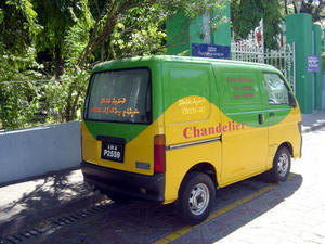 cute van in front of National Museum, check the maldivian fonts.. so cute >_<