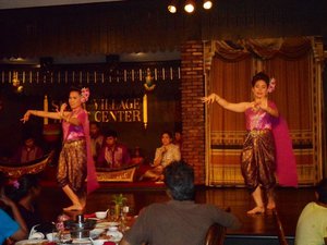 Traditional dance at Silom Village