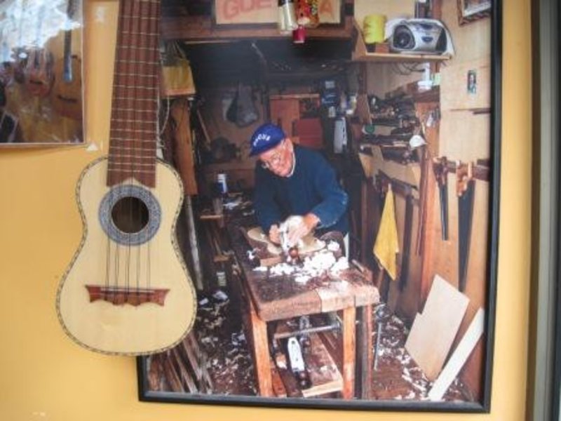 3 Banos guitar shop 90 years in this location, take 2 months to make each instrument by hand