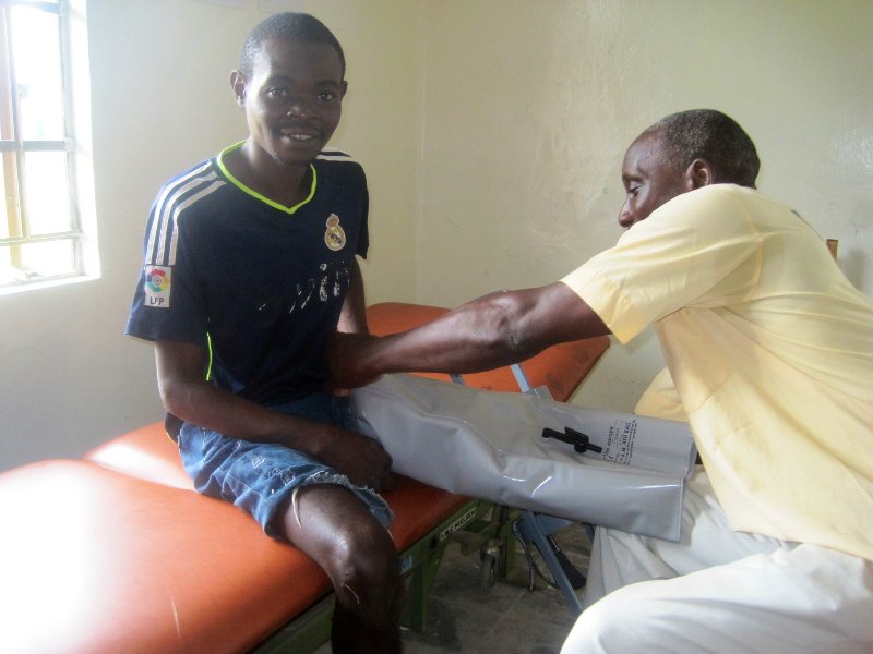 Idrissa treating Mohamed with a PPAM Aid