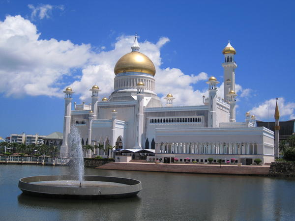 Sultan Omar Ali Saifuddien Mosque - another one