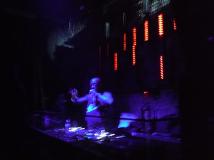 The cool Chicago house DJ Robert Owens singing live over his set!