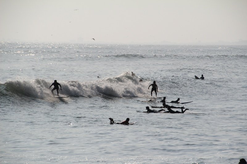 Surfing in Lima, hundreds of surfers
