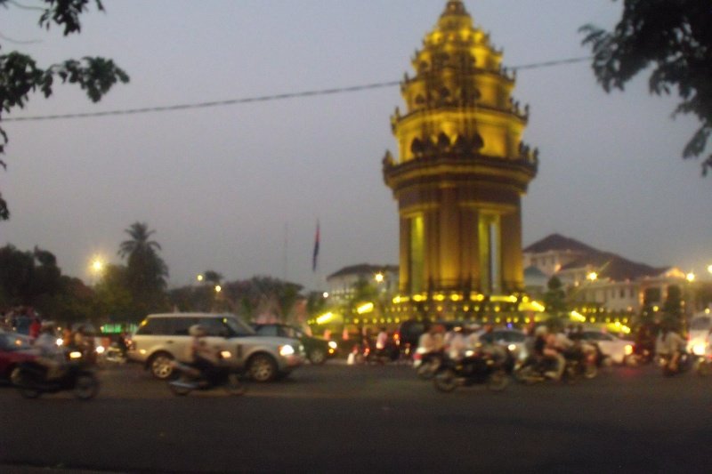 The Independence Monument at night