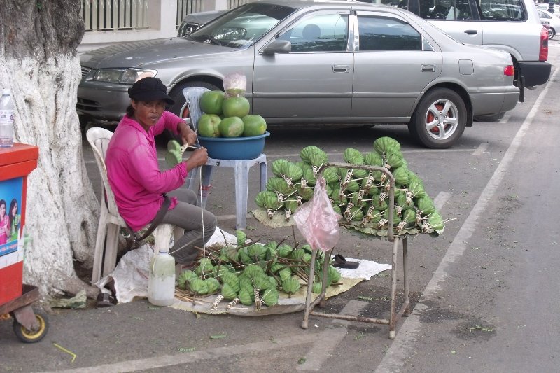 A lady preparing fruit by the roadside