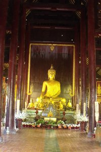 The Buddha inside Wat Phan Tao temple