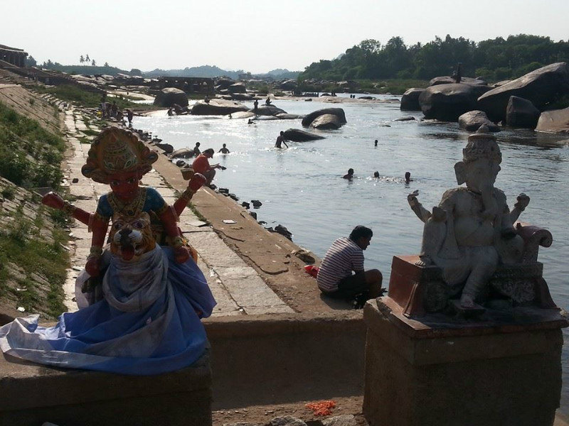 Badestelle mit Durga & Ganesh