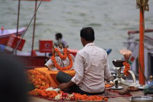 Vorbereitungen zur Ganga Aarti