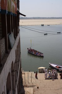 Pilgerboot vor Meer Ghat